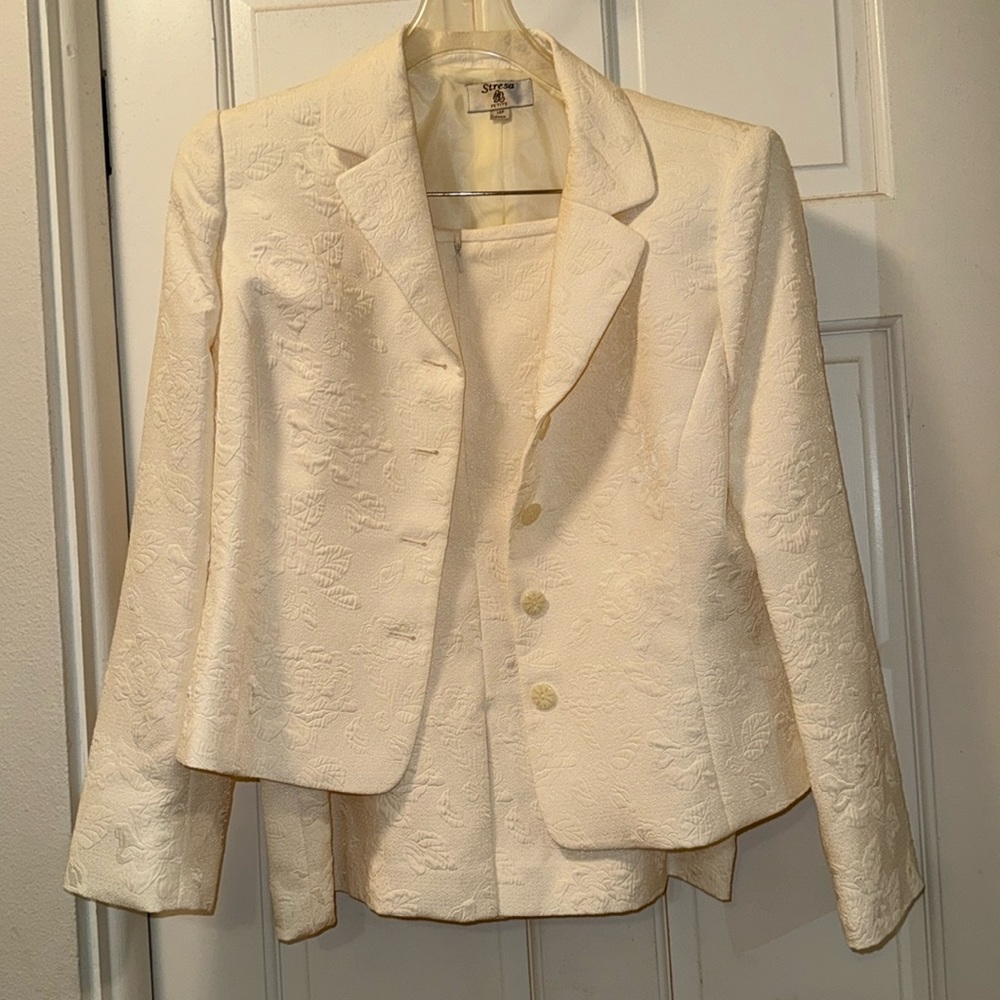 Suit - Picture 4 of 5